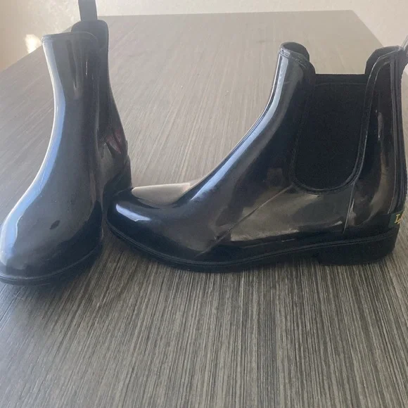 Lauren Ralph Lauren Black Ankle Boots/Rain - Picture 2 of 5